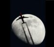 Mooncrossing: ferne Flieger vor der nahen Linse (Foto: Josef)
