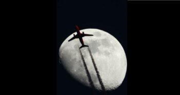 Mooncrossing: ferne Flieger vor der nahen Linse (Foto: Josef)