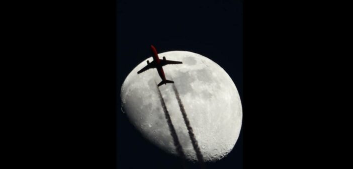 Mooncrossing: ferne Flieger vor der nahen Linse (Foto: Josef)