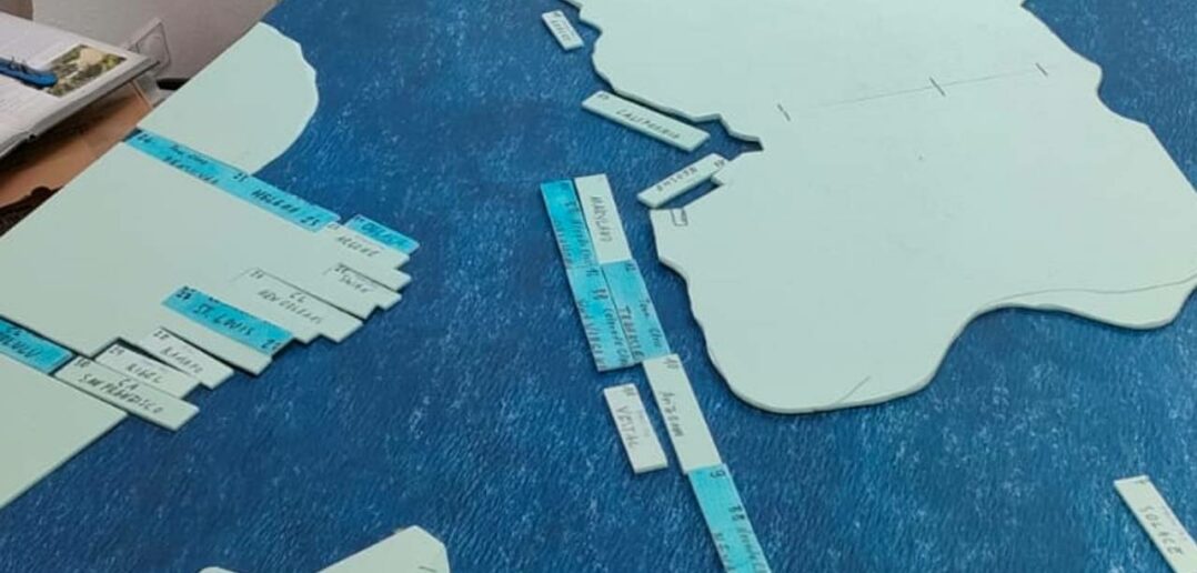 Die Spielplatte Pearl Harbor wird auf Kiel gelegt (Foto: Doncolor)
