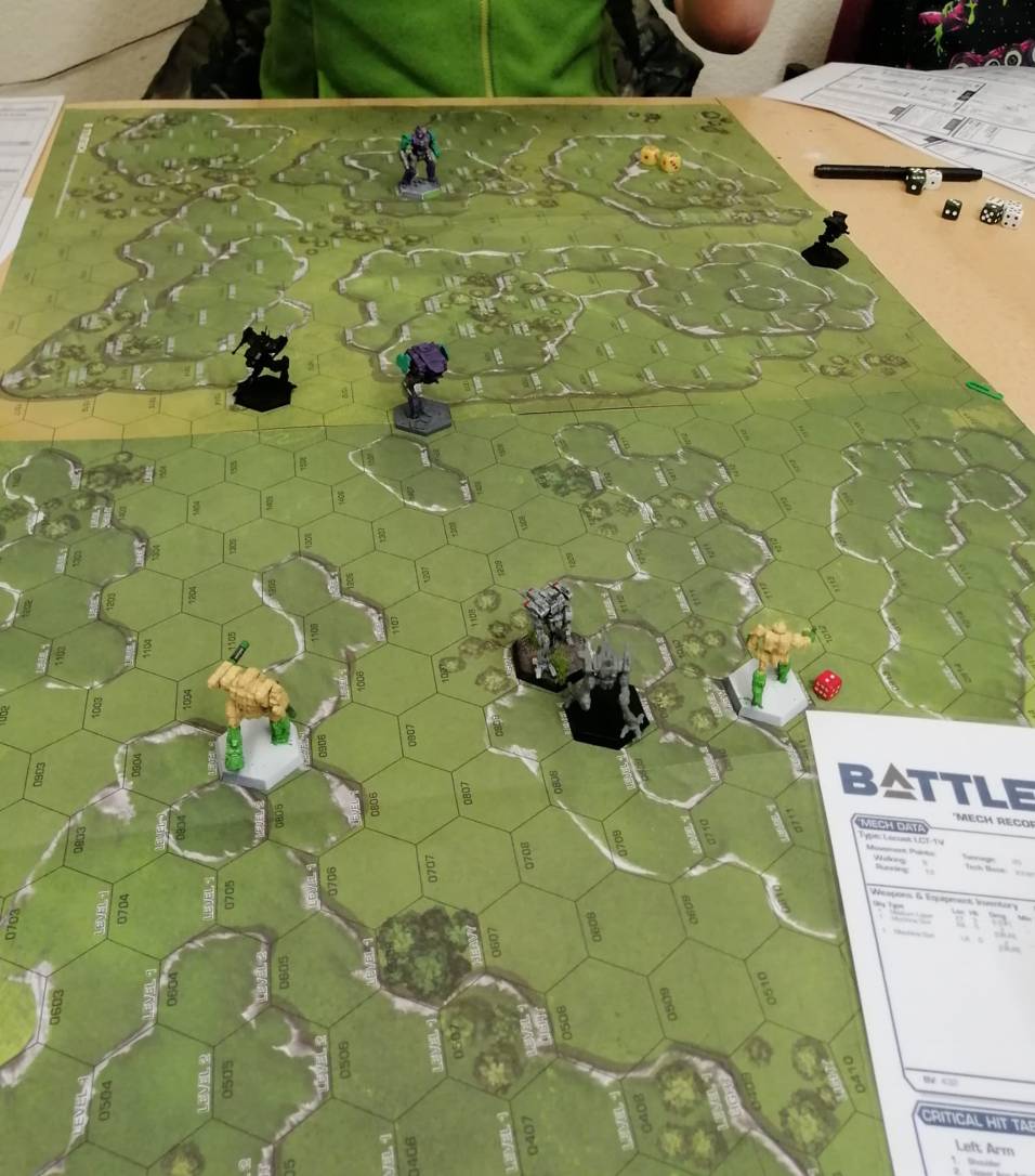 Spielszene im Vereinsheim vom Bestellonkel: Auf der Battlemat mit Hexagonen kloppen sich die Mechs nach dem Regelwerk von Battletech (Foto: Bestellonkel)