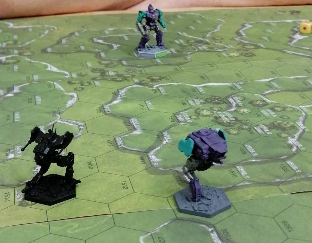 Spielszene im Vereinsheim vom Bestellonkel: Auf der Battlemat mit Hexagonen kloppen sich die Mechs nach dem Regelwerk von Battletech (Foto: Bestellonkel)