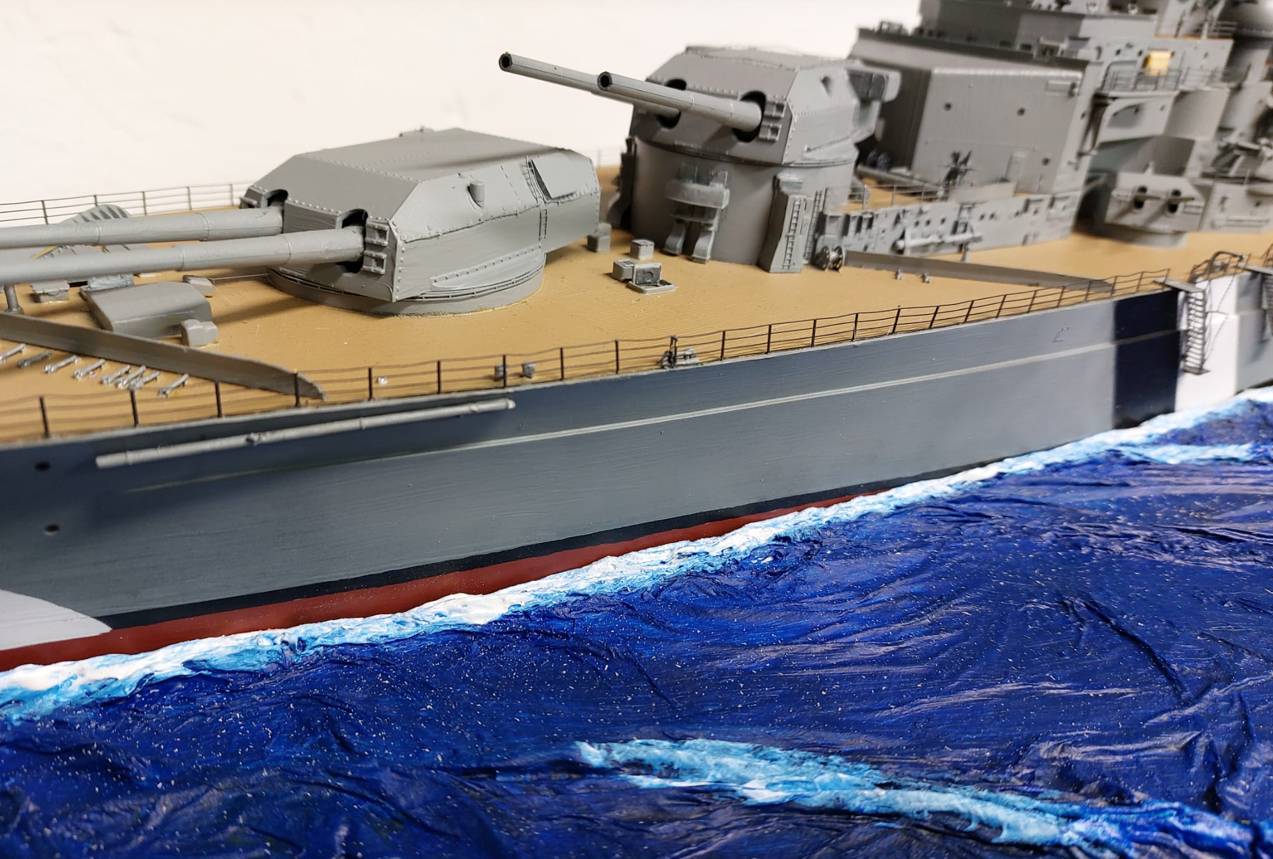 Hier der vordere Teil der Bismarck als Wasserlinienmodell.