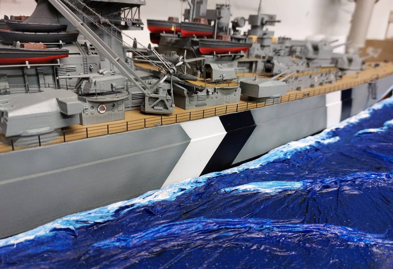 Hier der hintere Teil der Bismarck als Wasserlinienmodell.
