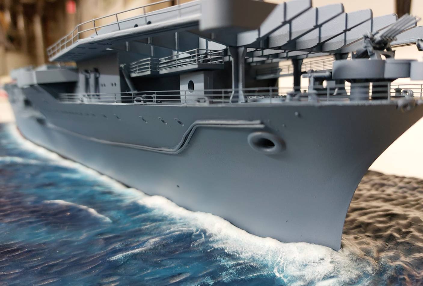 Das Trumpeter 1:200 Modell der USS Enterprise hier mit der Wasserlinie, welche der Vorbesitzer bereits gefertigt hatte.