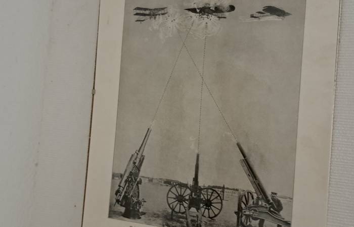 Beschießung von Flugzeugen mit Krupp'schen Ballonabwehrkanonen.