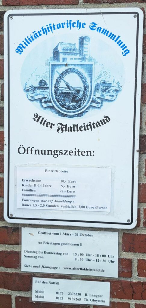 Das Schild am Eingang der militärhistorischen Sammlung "Alter Flakleitstand".