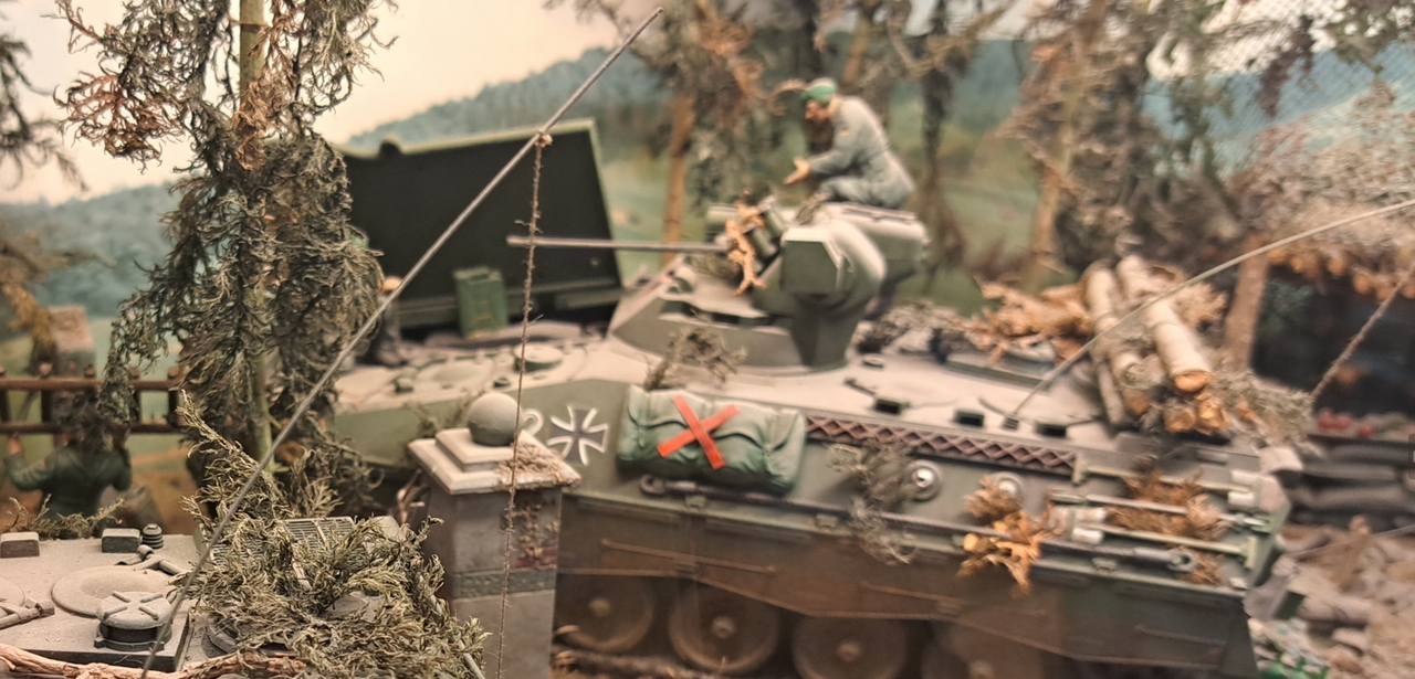 Diorama "Bundeswehr: Einsatz Schützenpanzer Marder im Wald".