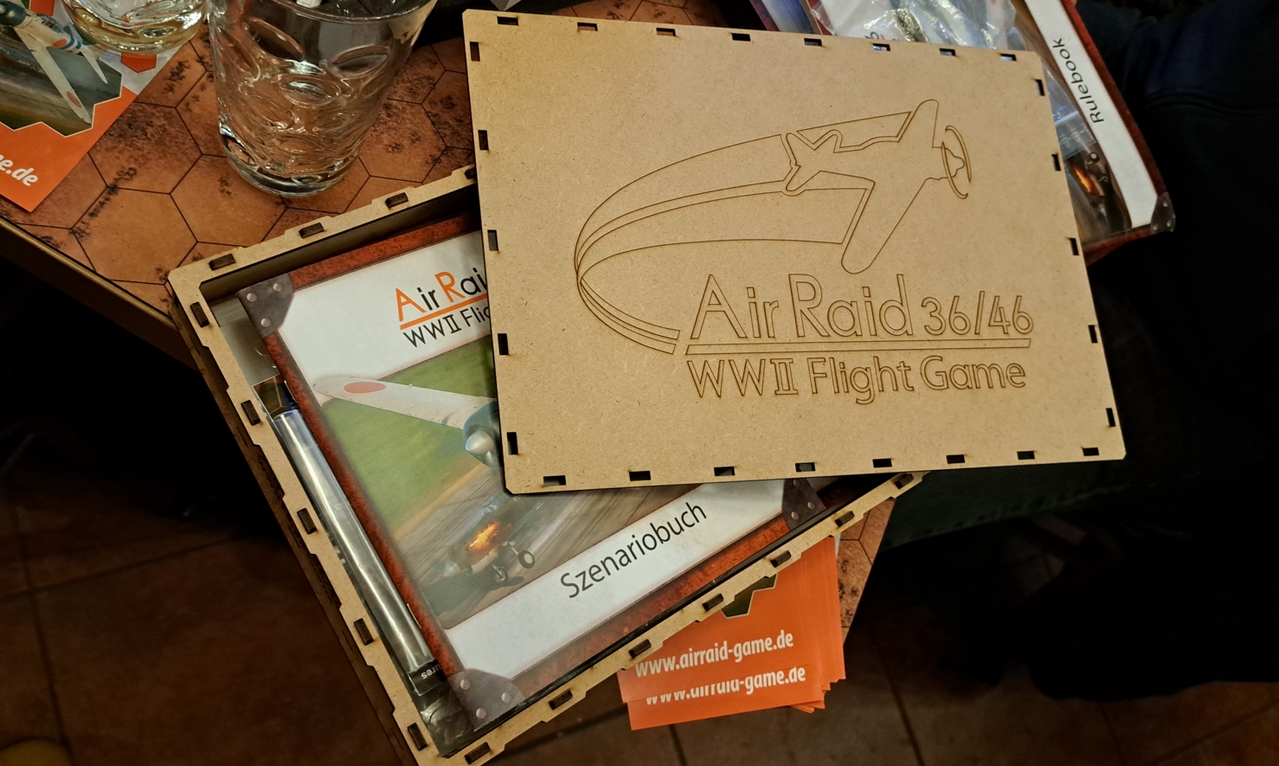 Das oberedle MDF-gelaserte Box-Set des AirRaid 36/46 WWII Flight Game von Babek
