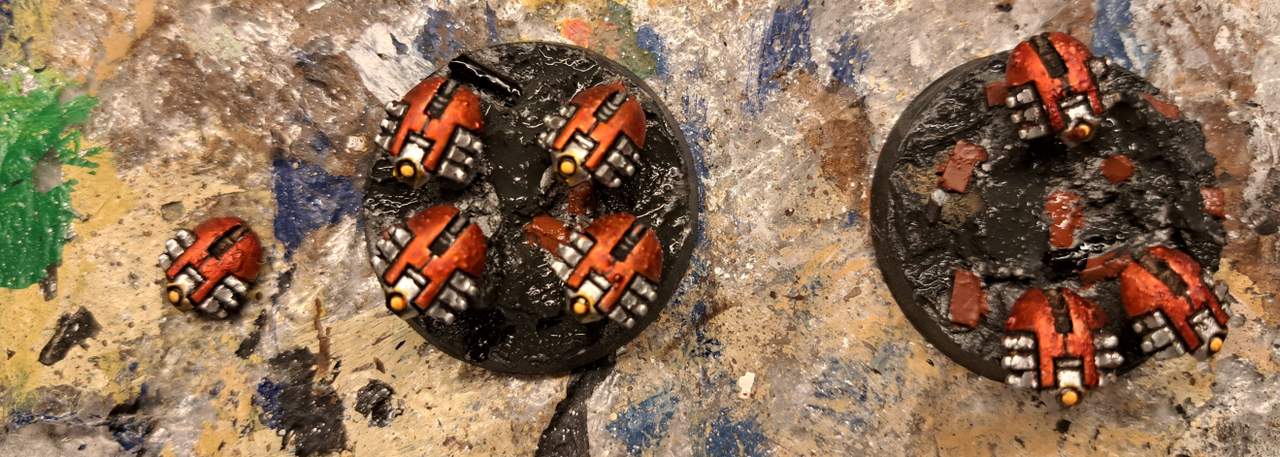 Die Bases sehrn auf dem Foto übel aus. Später wird das besser! Auf den Skarabäen sind auch bereits alle Ritzen mit Black Wash versehen. Gelbe Punkte als Akzente sind ebenfalls gesetzt.