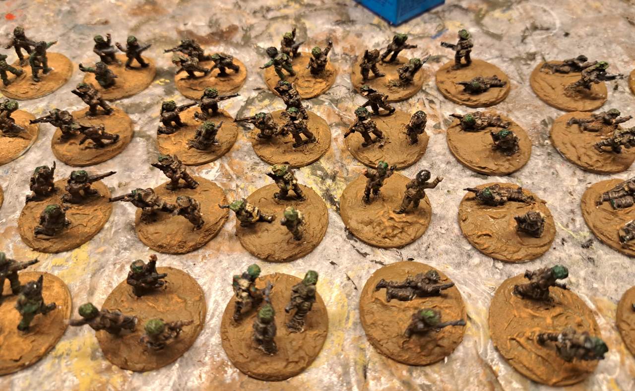 Die zweite Kompanie von Marks British Infantry mit Grundierung in Erdbraun.