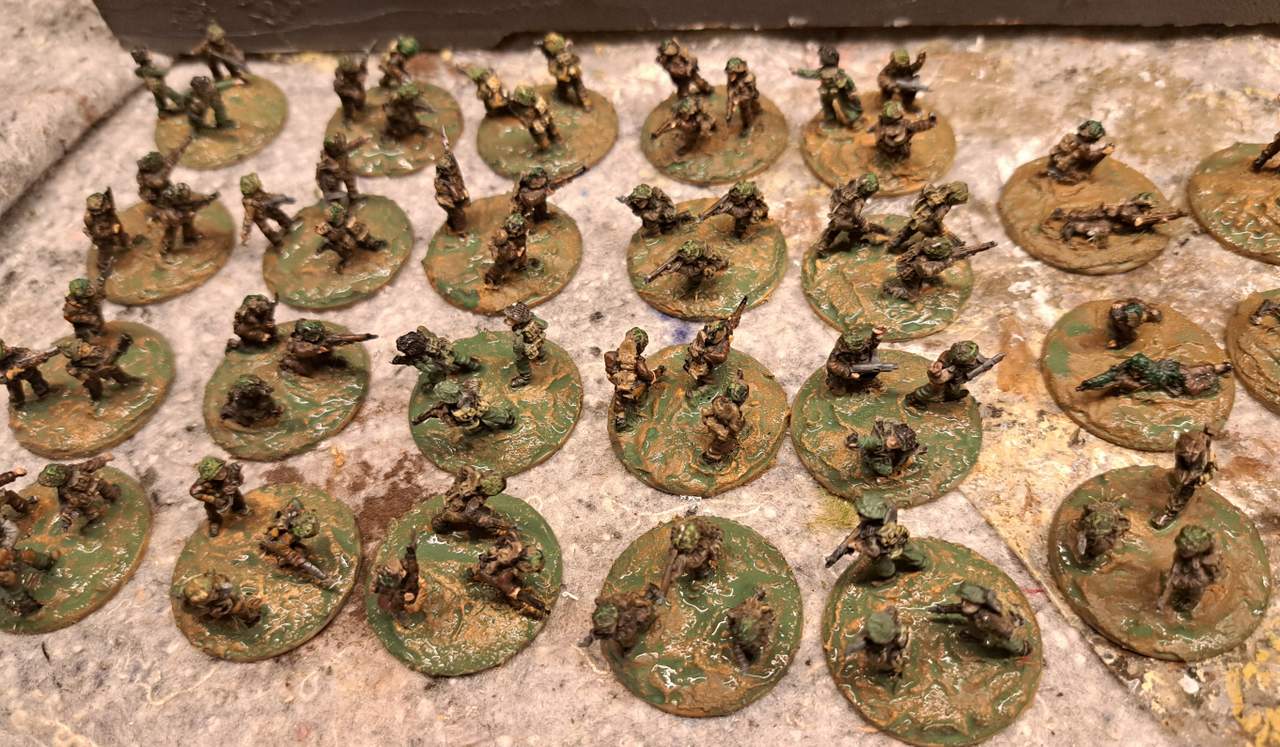 Der Auftrag der grünen Lasur macht die Base matschig.