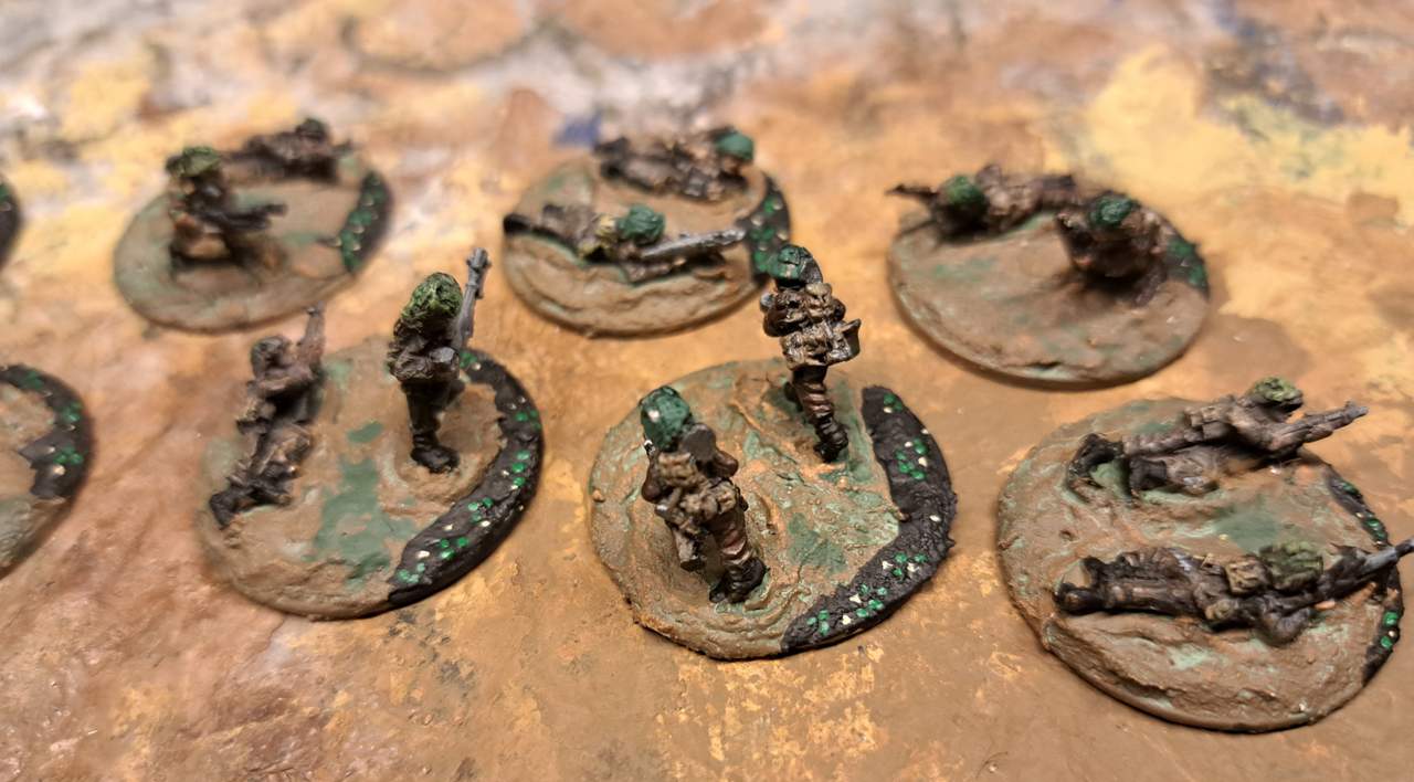 Die Tupfen der Wasserlinsen auf der schwarzen Wasseroberfläche.