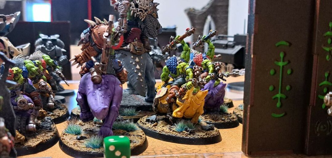 Warhammer-Game: Space Marines gegen Orcs