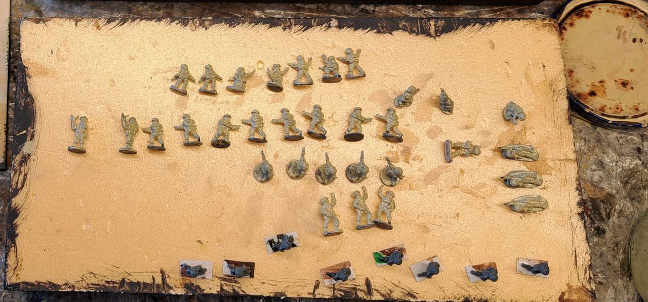 Die Figuren in 15mm Größe der British Infantry für das Spielsystem PBI / Poor Bloody Infantry sind grundiert. In diesem Fall sind die mit "36314 Beige" grundiert.