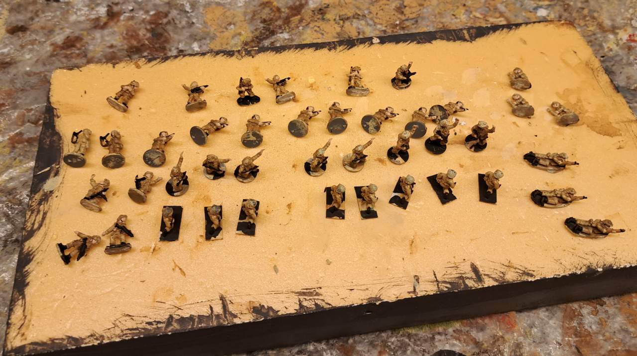 Erste Bemalstufen sind erfolgt: Hautfarbe für Gesicht und Hände, Schwarz für die Sten MPi und für die Stiefel.