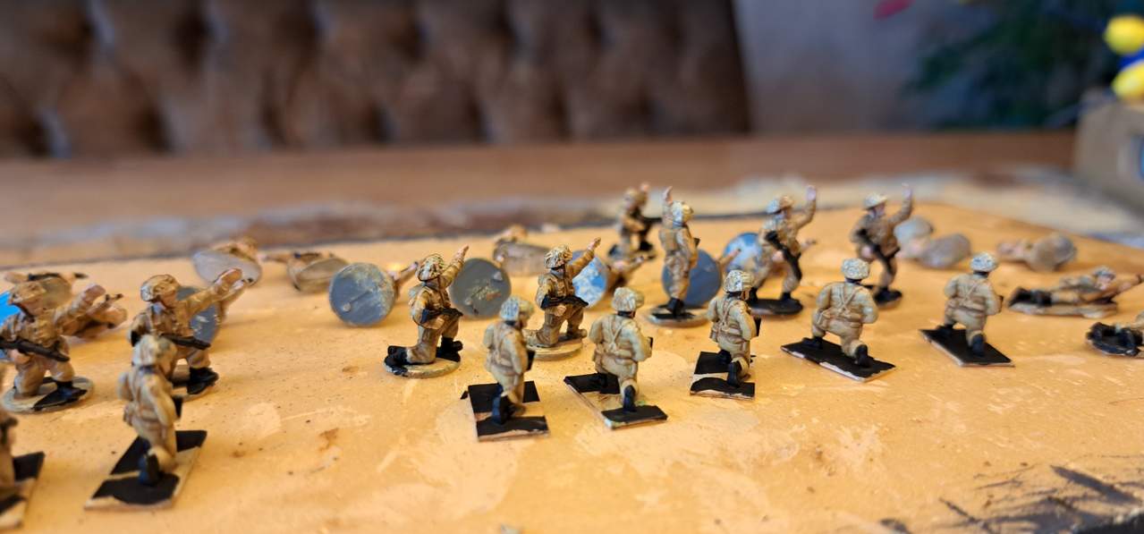 Die Uniform hat auch einen Wash mit "Revell Aquacolor Natooliv" abbekommen.