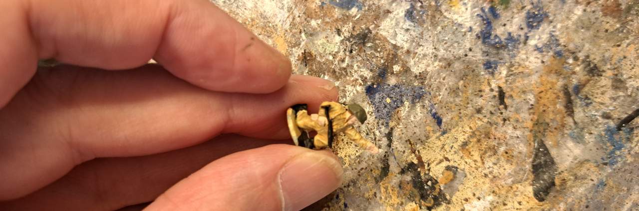 Helm und Trageriemen sind aufgemalt.