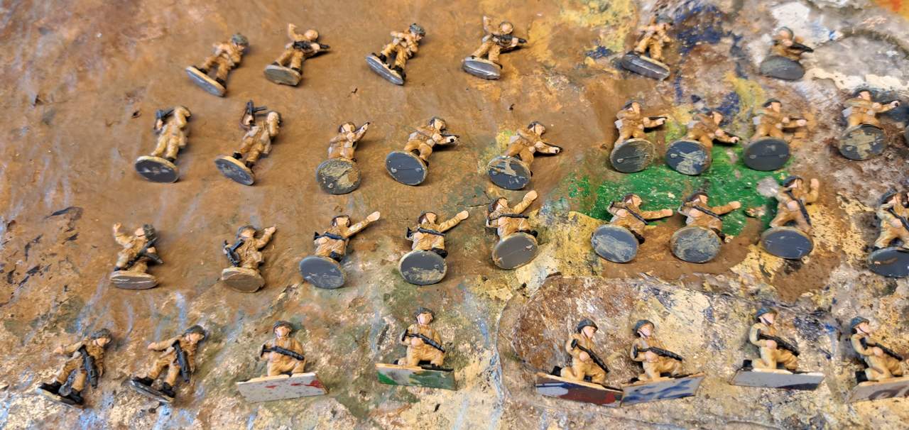 Das Webbing / Gerödel ist grundiert, der Umber Wash hat bereits für erkennbare Konturen und Strukturen gesorgt.