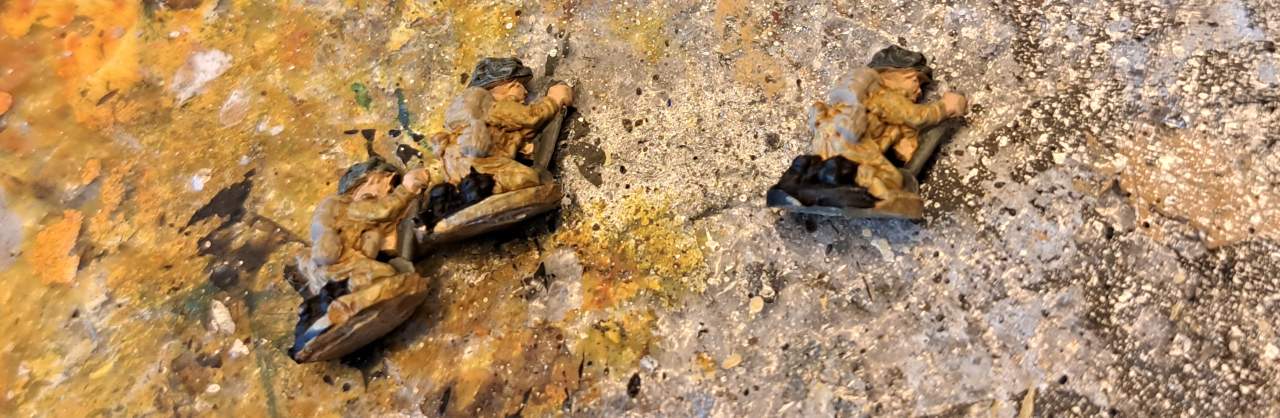 Die Granatwerfer bemale ich mit "Dunkelgrün" und trockenbürste sie mit "Helloliv".