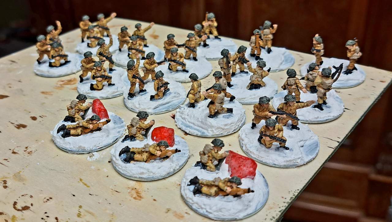 Die 16 Bases mit aufgesetzten Figuren.