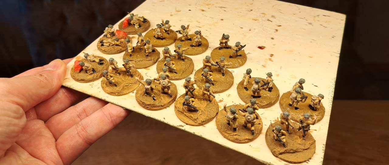 Die Bases sind vollständig mit Erdfarbe grundiert und trocknen.