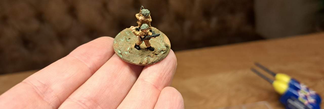 Nach dem Trocknen ist das "Dunkelgrün" nicht mehr gezielt wahrnehmbar. Das "Moosige" auf dem Untergrund bleibt jedoch erhalten.