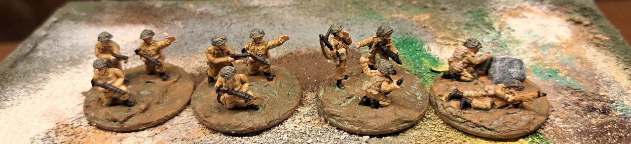 Der bemalte Felsbrocken rechts beim "Ordnance SBML two-inch mortar".