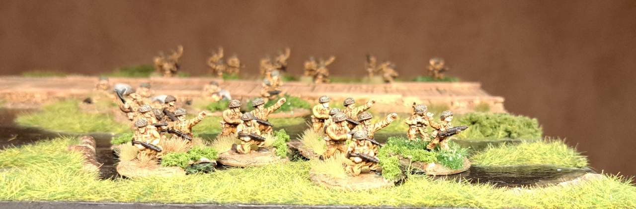 Die SMG / Light 2" Mortar / Platoon Commander / Company Commander Foot Groups von Mark im Sumpf bei Shturmigrad-Süd. Baugröße 15mm, Spielsystem PBI / Poor Bloody Infantry. Es ist eine British Infantry Company von 1941 / 1942 / 1943.