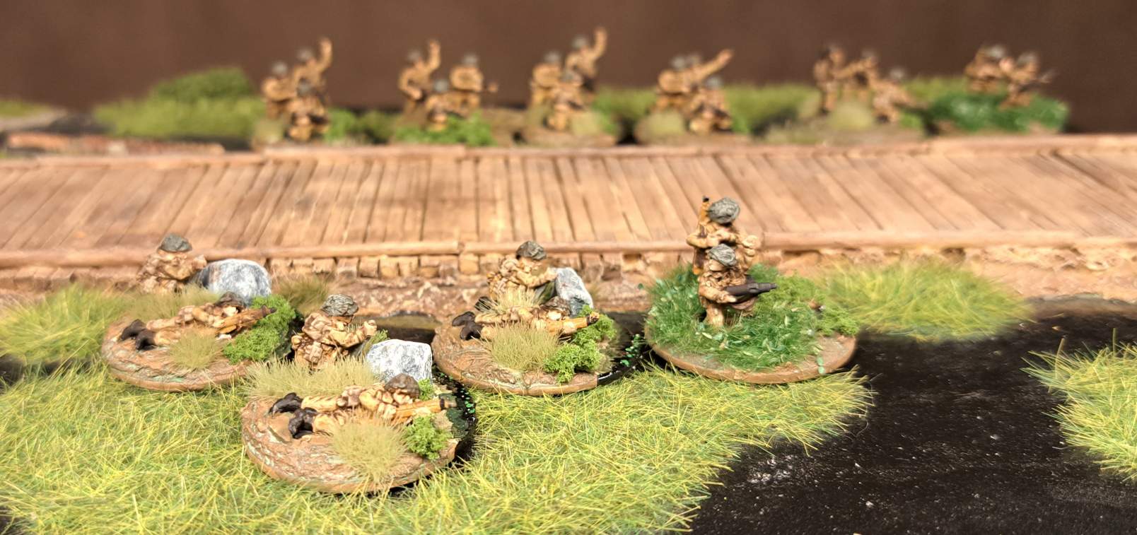 Die SMG / Light 2" Mortar / Platoon Commander / Company Commander Foot Groups von Mark im Sumpf bei Shturmigrad-Süd. Baugröße 15mm, Spielsystem PBI / Poor Bloody Infantry. Es ist eine British Infantry Company von 1941 / 1942 / 1943.