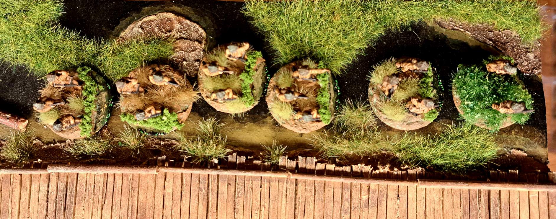 Die SMG / Light 2" Mortar / Platoon Commander / Company Commander Foot Groups von Mark im Sumpf bei Shturmigrad-Süd. Baugröße 15mm, Spielsystem PBI / Poor Bloody Infantry. Es ist eine British Infantry Company von 1941 / 1942 / 1943.