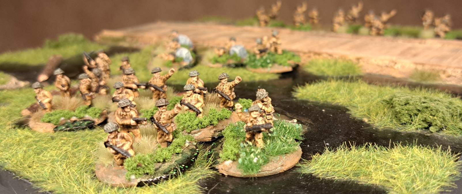 Die SMG / Light 2" Mortar / Platoon Commander / Company Commander Foot Groups von Mark im Sumpf bei Shturmigrad-Süd. Baugröße 15mm, Spielsystem PBI / Poor Bloody Infantry. Es ist eine British Infantry Company von 1941 / 1942 / 1943.