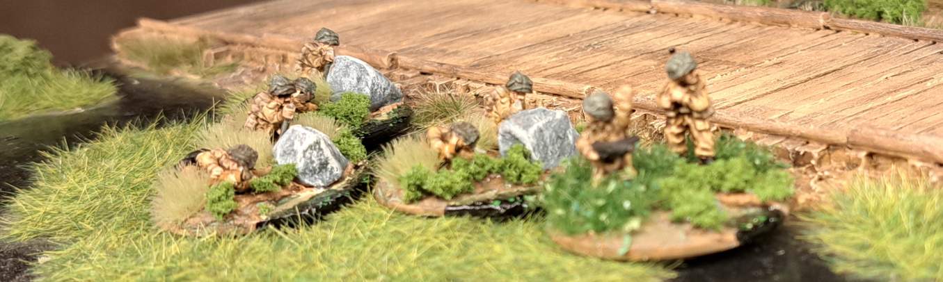 Die SMG / Light 2" Mortar / Platoon Commander / Company Commander Foot Groups von Mark im Sumpf bei Shturmigrad-Süd. Baugröße 15mm, Spielsystem PBI / Poor Bloody Infantry. Es ist eine British Infantry Company von 1941 / 1942 / 1943.