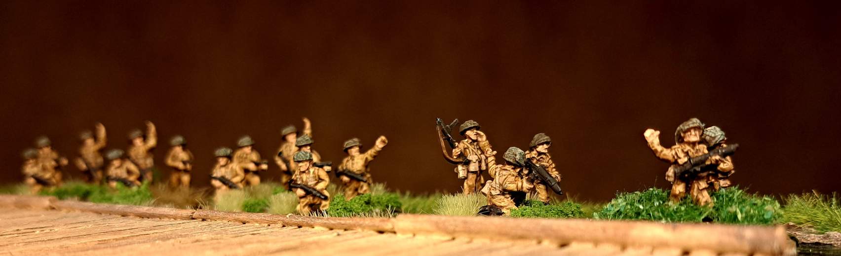 Die SMG / Light 2" Mortar / Platoon Commander / Company Commander Foot Groups von Mark im Sumpf bei Shturmigrad-Süd. Baugröße 15mm, Spielsystem PBI / Poor Bloody Infantry. Es ist eine British Infantry Company von 1941 / 1942 / 1943.