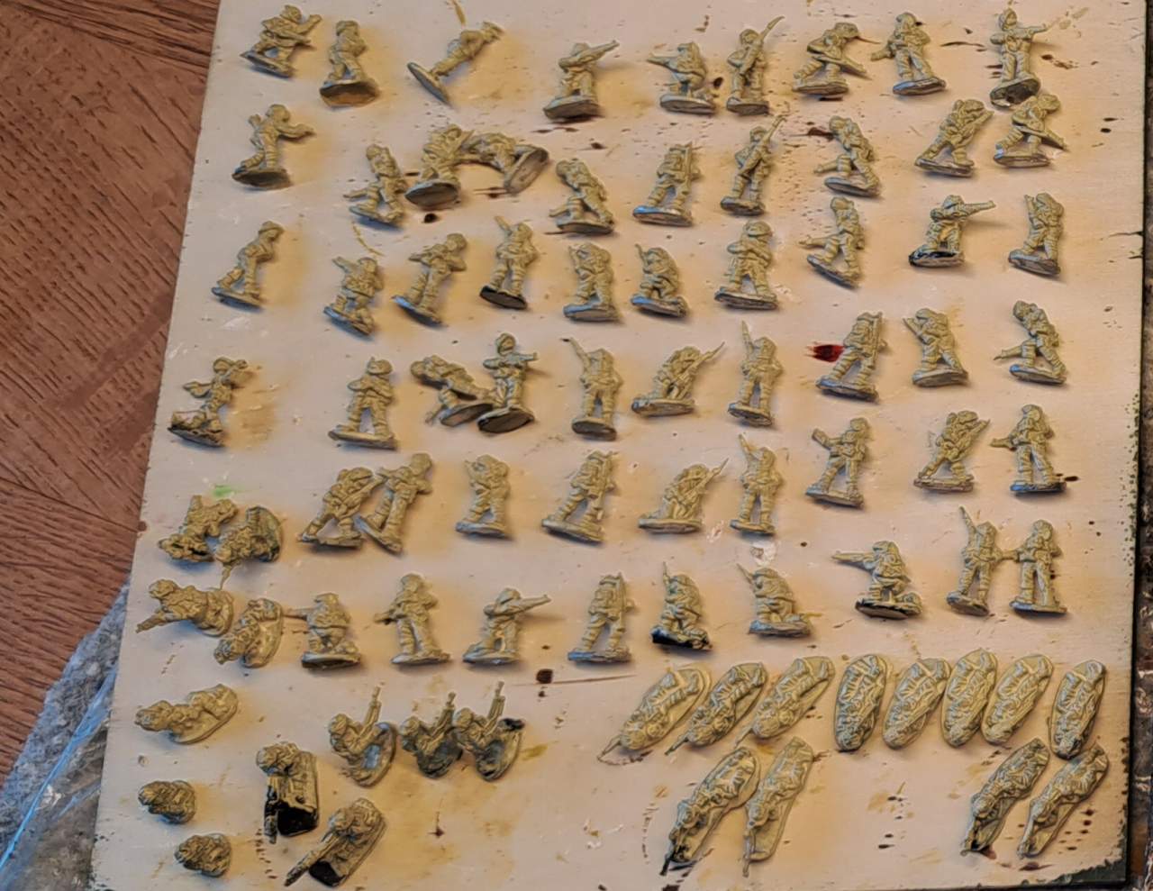 Die mit "36314 Beige" grundierten Figuren.