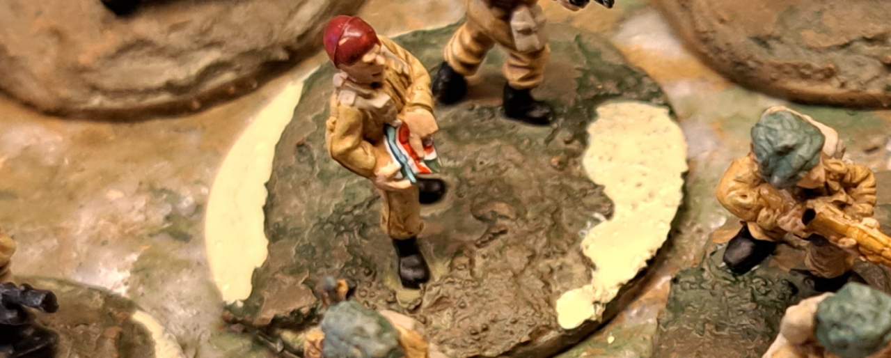 Der Herr Offizier hält eine Karte in der Hand. Diese wird weiß grundiert. Dann zeichne ich mit Rot und Grün etwas Landschaft drauf.