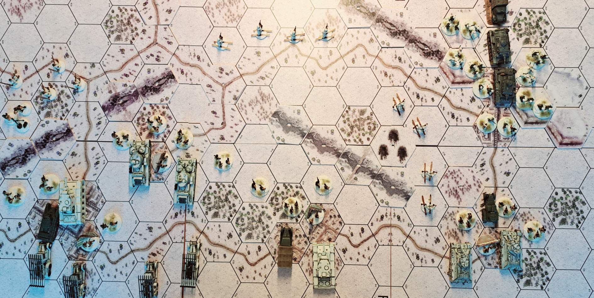 Das Spielfeld des Spiels Zvezda "Battle for Moscow" kann man auch mit eigenen Spielfiguren und Fahrzeugen bestücken.