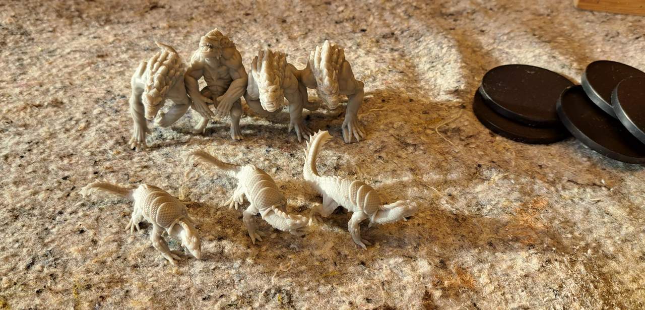 Vier Carnodons und drei Panzerechsen