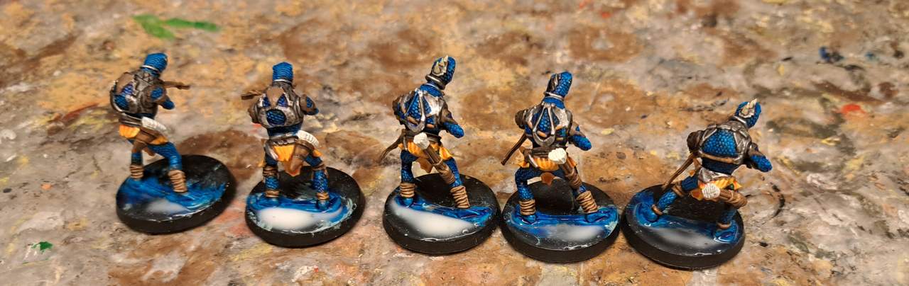 Blaue Schlangenkrieger: Wasserlauf mit Stromschnelle