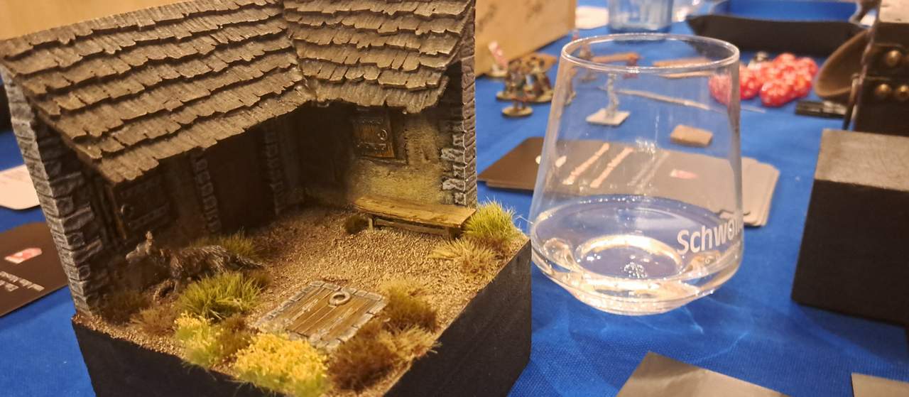 Eine unscheinbare Klappe im Boden im Hof des Gehöfts...