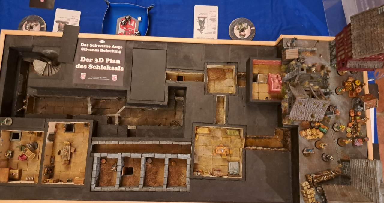 Der Spieltisch mit all seinen schrecklichen Kammern und Kellern.