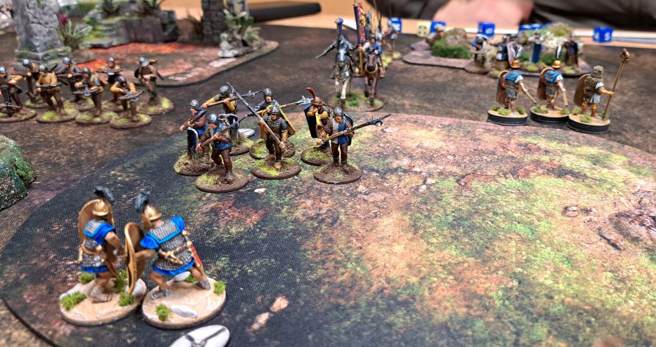 Im Zentrum die leicht angeschlagene burgundische Kriegereinheit und die fast nicht mehr vorhandene römische Kriegereinheit.