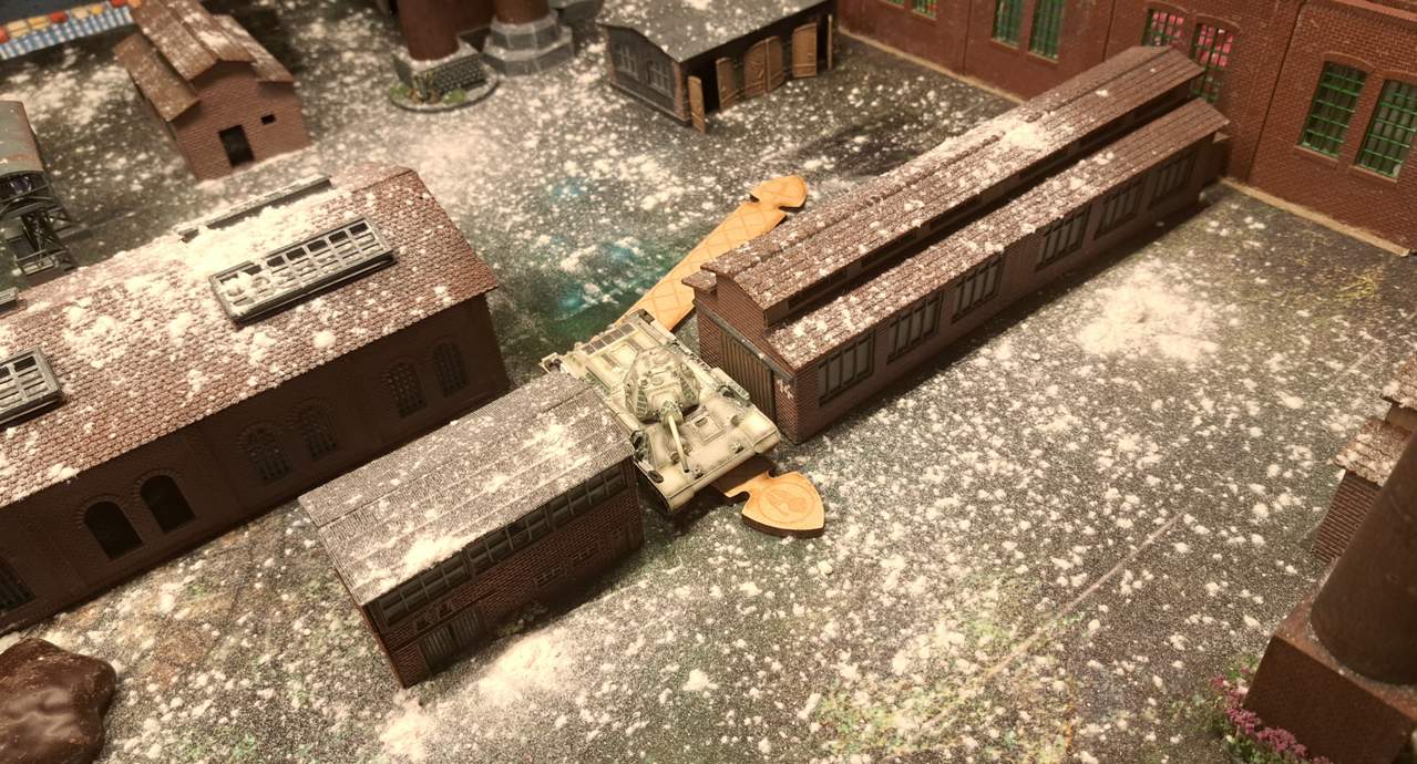 Knapp, aber er geht zwischen den Werkshallen durch.