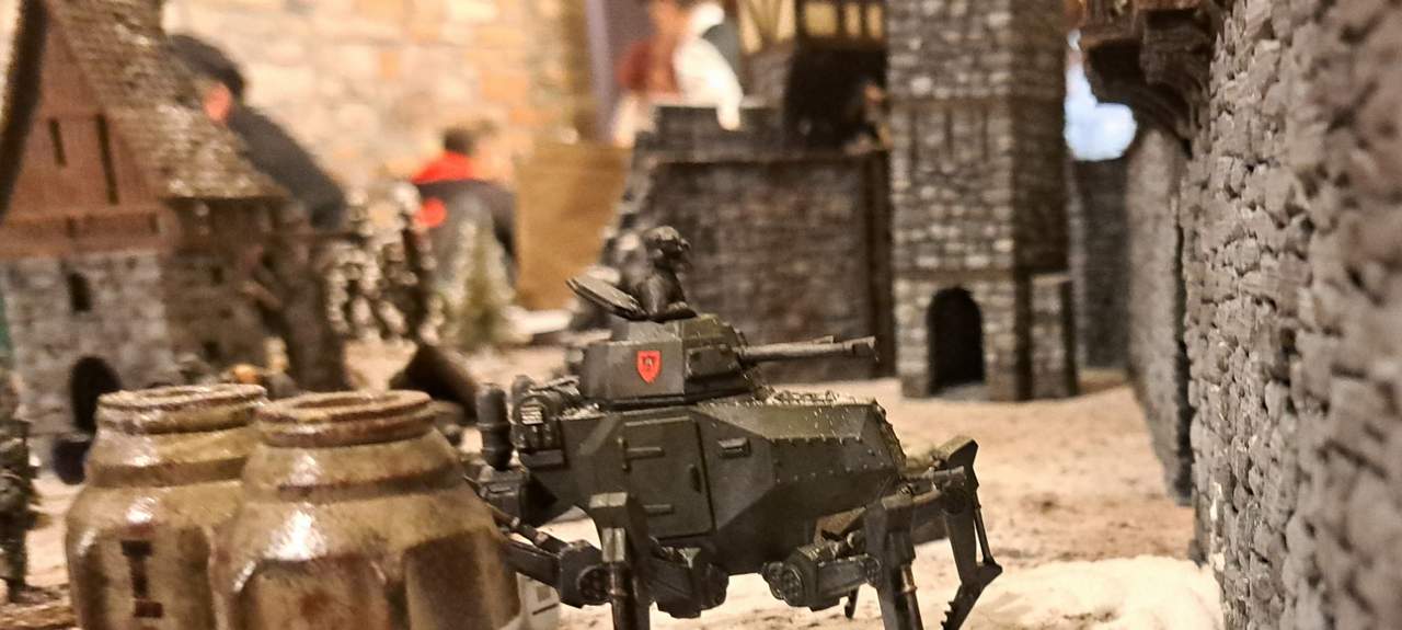 Ein Vogelspinne Light Walker geht in Burg Wulfenheim nach vorne.