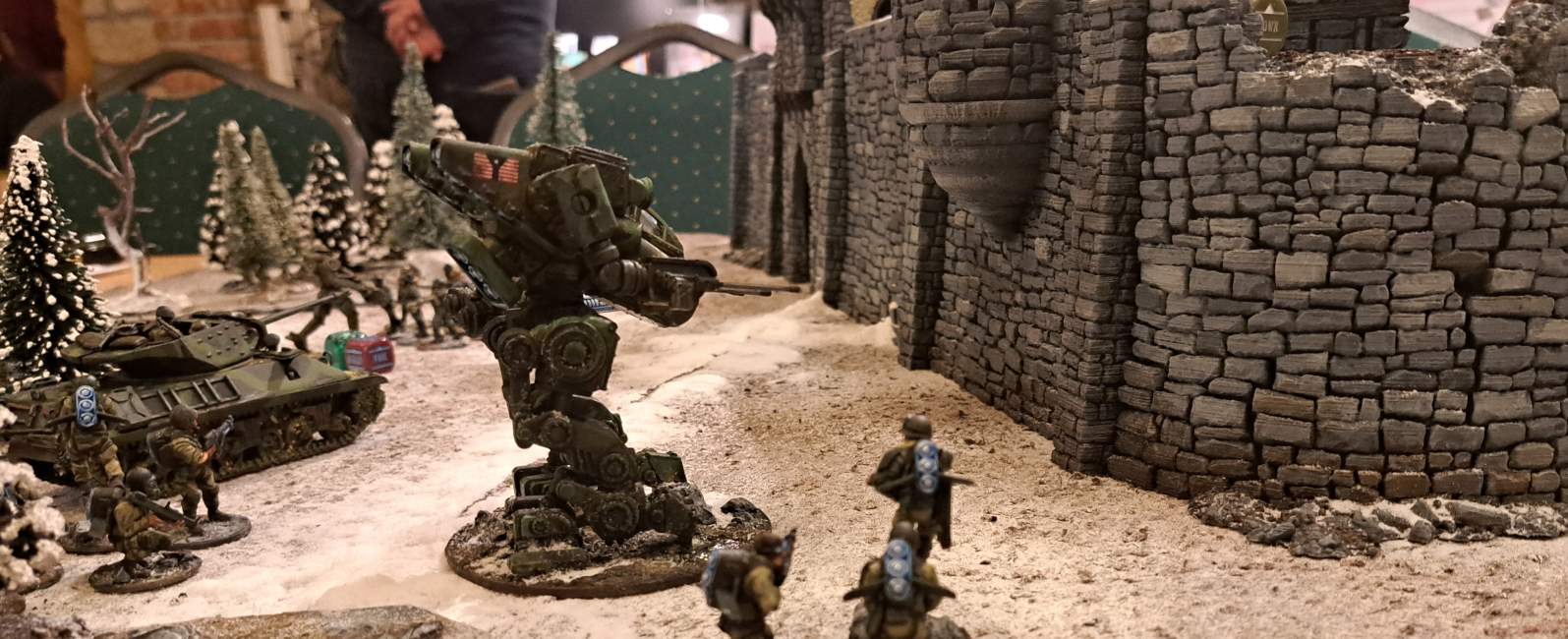 Mech Warrior geht vor. Keine noch so mächtige Steinmauer in Burg Wulfenheim kann ihn aufhalten.