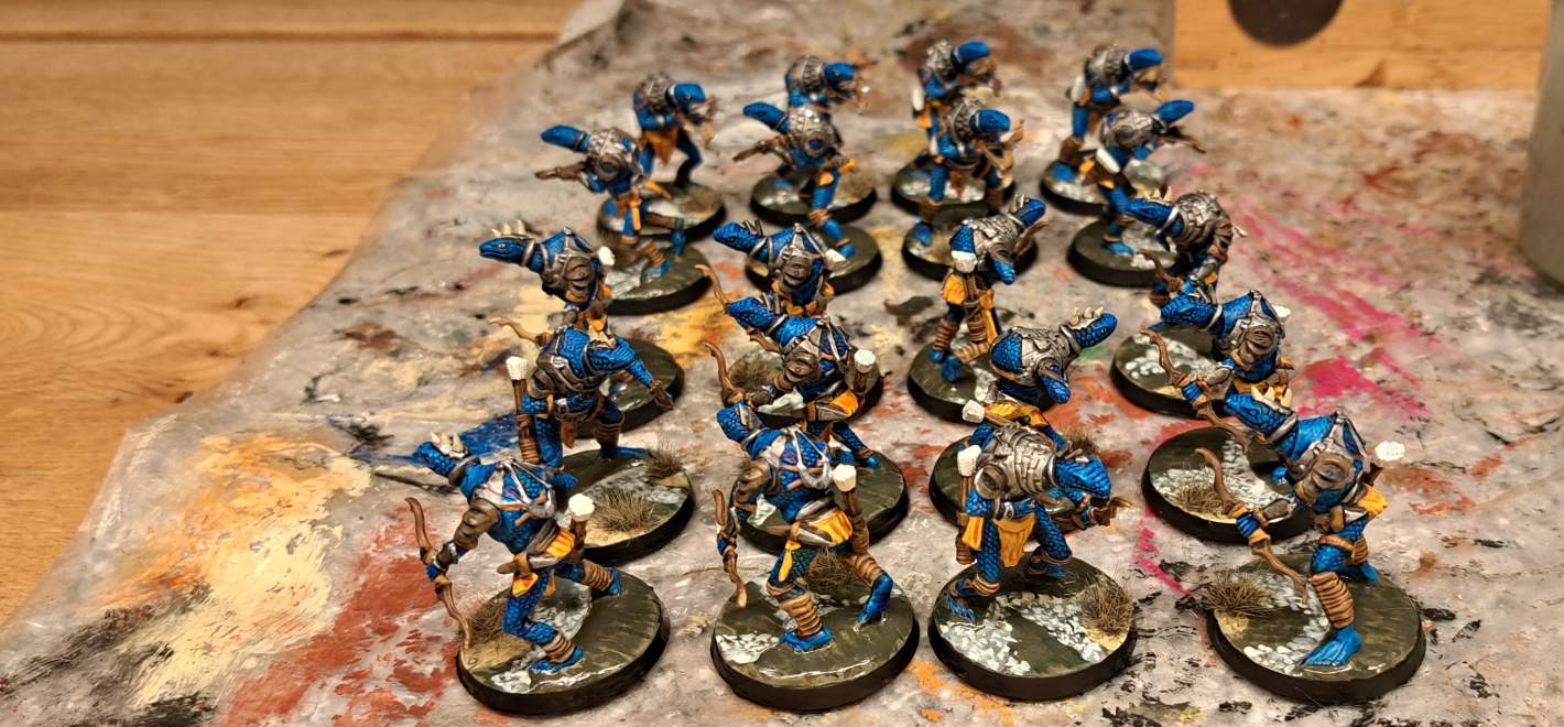 Blaue Schlangenkrieger: Wasserlauf mit Stromschnelle