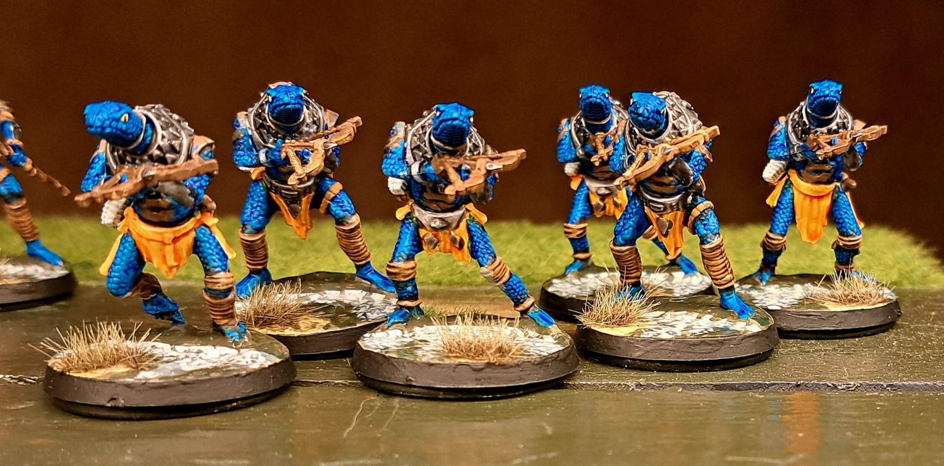 Blaue Schlangenkrieger: Wasserlauf mit Stromschnelle