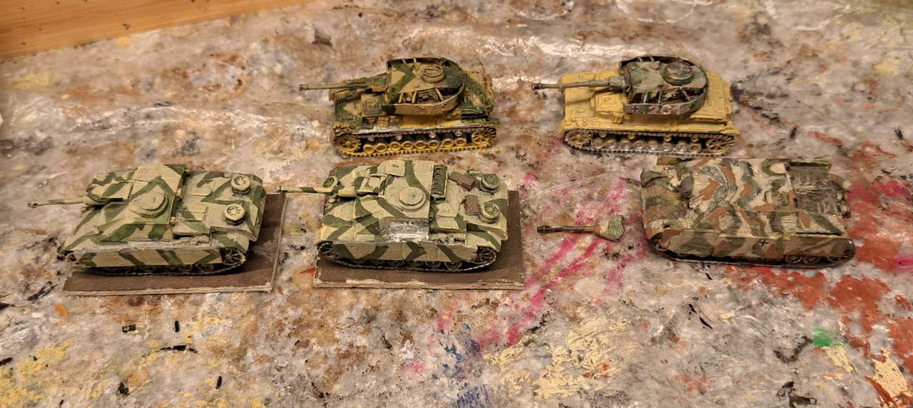 Ready zu get pimped: 2x StuG III, 2x Panzer IV und 1x Jagdpanzer IV