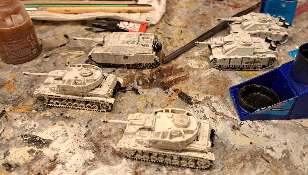 Wintertarnanstrich auf den fünf Abfallpanzern.