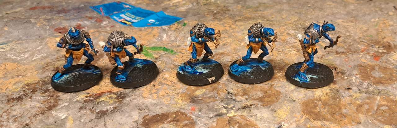 Die blauen Schlangenkrieger mit Bögen mit Metallelementen